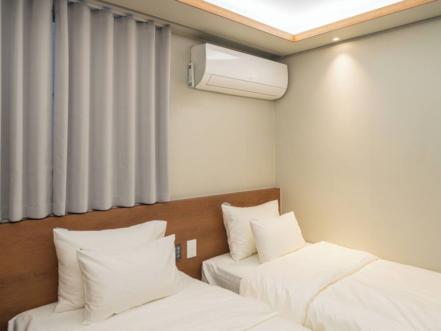 Escritorio, wifi gratis y ropa de cama