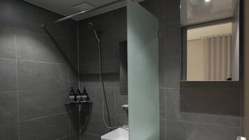 Douche, articles de toilette gratuits, sèche-cheveux