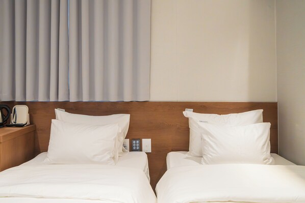 Escritorio, wifi gratis y ropa de cama 