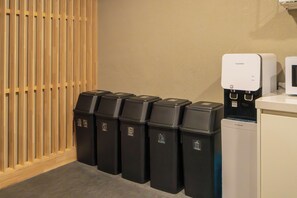 Microwave, electric kettle - The Square Hostel Jongno (Seoul)
