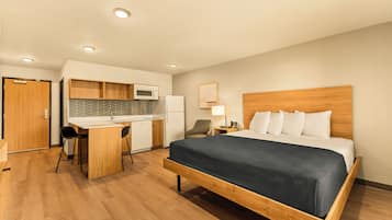 Suíte estúdio, 1 cama King, para não fumantes | Espaço de trabalho para notebook, Wi-Fi de cortesia, roupa de cama