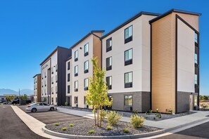 Exterior - LivAway Suites Portland-Scarborough (Scarborough)