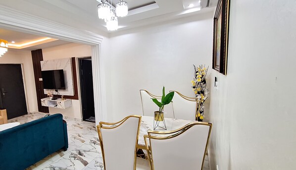 Suite – deluxe, balkong, byutsikt | Oppholdsområde