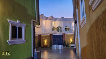 Suite – deluxe, balkong, byutsikt | Skrivebord og wi-fi (inkludert)