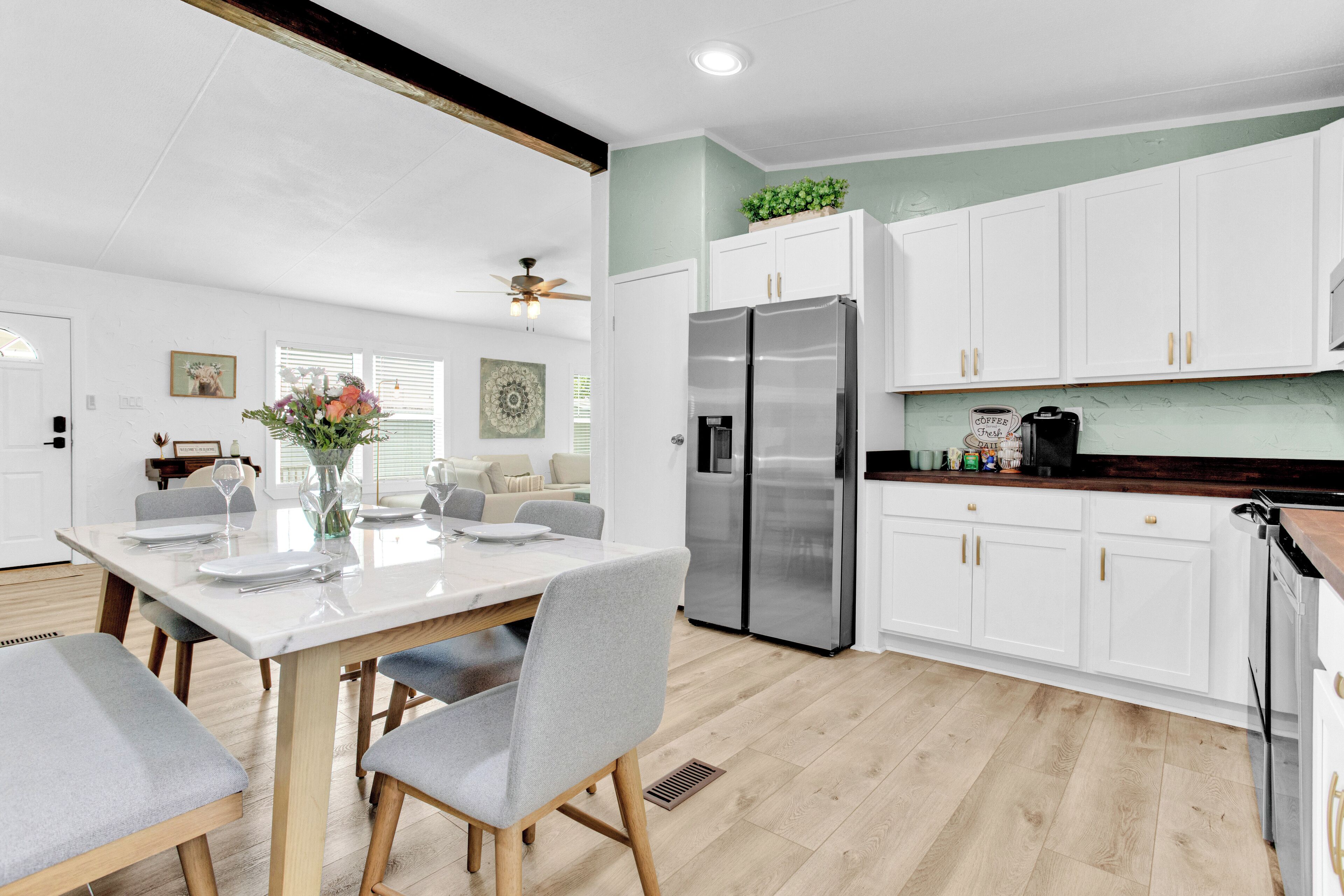 冷蔵庫、電子レンジ、オーブン、コンロ