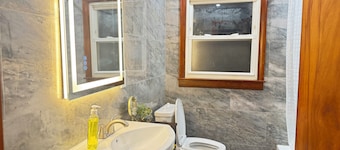 Charming Vacation Home Near Niagara Falls & Highmark Stadium