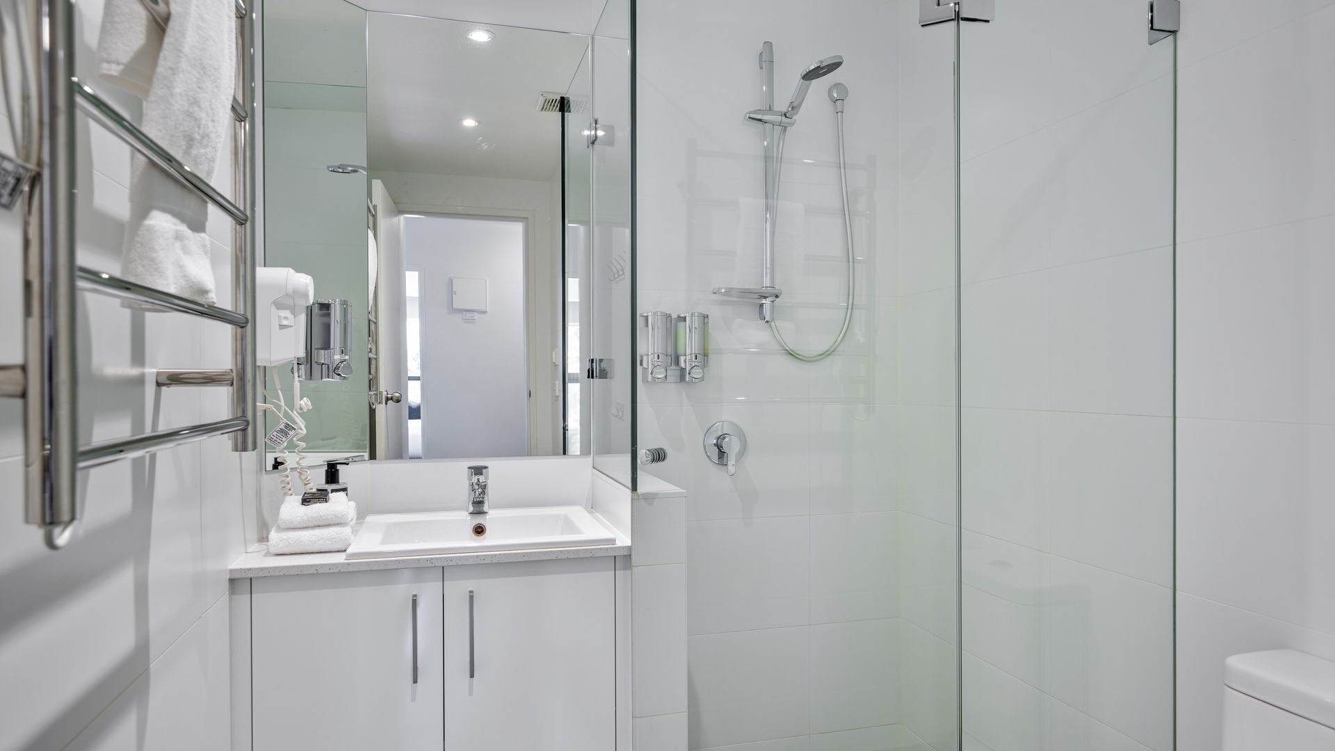 Een douche, een haardroger, handdoeken
