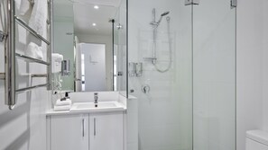 Dusche, Haartrockner, Handtücher