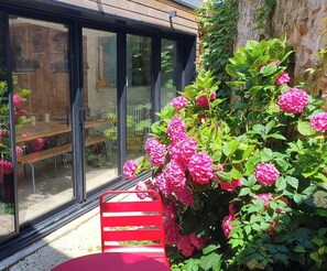 Outdoor dining - pretty fisherman's cottage on the Morbihan golf course (Sarzeau)