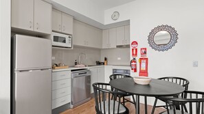 Fridge, microwave, oven, stovetop - Lantern 19 Deluxe (Thredbo)