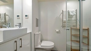 Dusche, Haartrockner, Handtücher