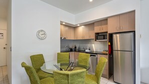 Fridge, microwave, oven, stovetop - Lantern 17 Deluxe - Parking (Thredbo)