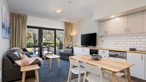 Télévision, lecteur de DVD, chaîne hi-fi