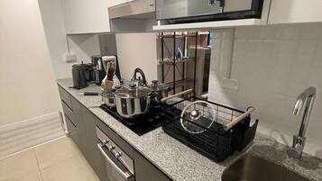 Refrigerador, microondas, horno y parrilla de estufa