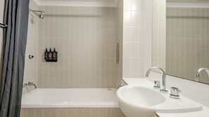 Ein modernes Badezimmer mit einer Badewanne, einem Waschbecken und einer Dusche.