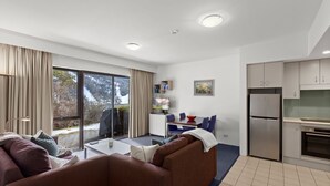 Eine moderne Wohnung mit Wohnzimmer, Essbereich und Küche.