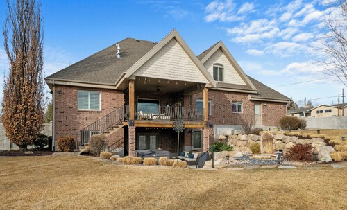 Spacious 2BR Basement Suite w/Hot Tub, Theater, Full Kitchen. Near UVU/BYU