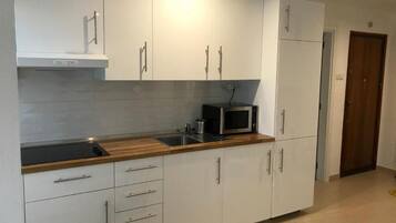 Een koelkast, een magnetron, een kookplaat