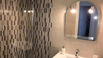 Een douche, een haardroger, handdoeken