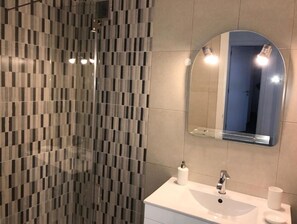Shower, hair dryer, towels