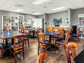 Dining - 1st floor at Ventura! pools, hot tub, golf, tennis, restaurant, fitness center (Orlando)