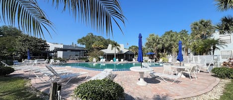 Alberca al aire libre y alberca climatizada