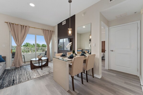 Dining - 2 Suites, Sleep 6, Kitchen, Near Epic Univ (Orlando)