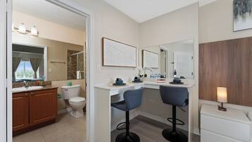 Hiustenkuivaaja, pyyhkeet, saippua, vessapaperi