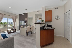Interior - 2 Suites, Sleep 6, Kitchen, Near Epic Univ (Orlando)