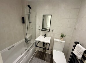 Sèche-cheveux, serviettes fournies, savon, papier toilette