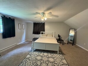 3 bedrooms, desk, travel cot, WiFi