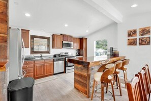 Een koelkast, een magnetron, een oven, een kookplaat