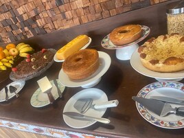 Café da manhã com buffet grátis todos os dias