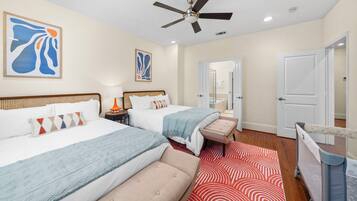 3 slaapkamers, een bureau, een strijkplank/strijkijzer, reisbedje