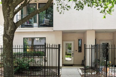 3 bd/3.5 bath/ TV in each /Gym /Roof Deck/Downtown