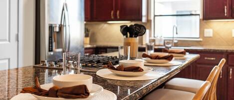 Køleskab, mikrobølgeovn, ovn, kogeplade