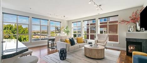 Smart TV, fireplace