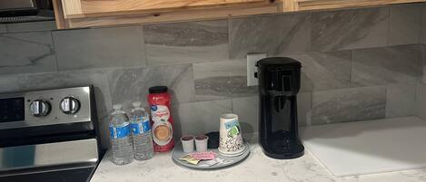 Refrigerador, microondas, lavavajillas y cafetera y tetera