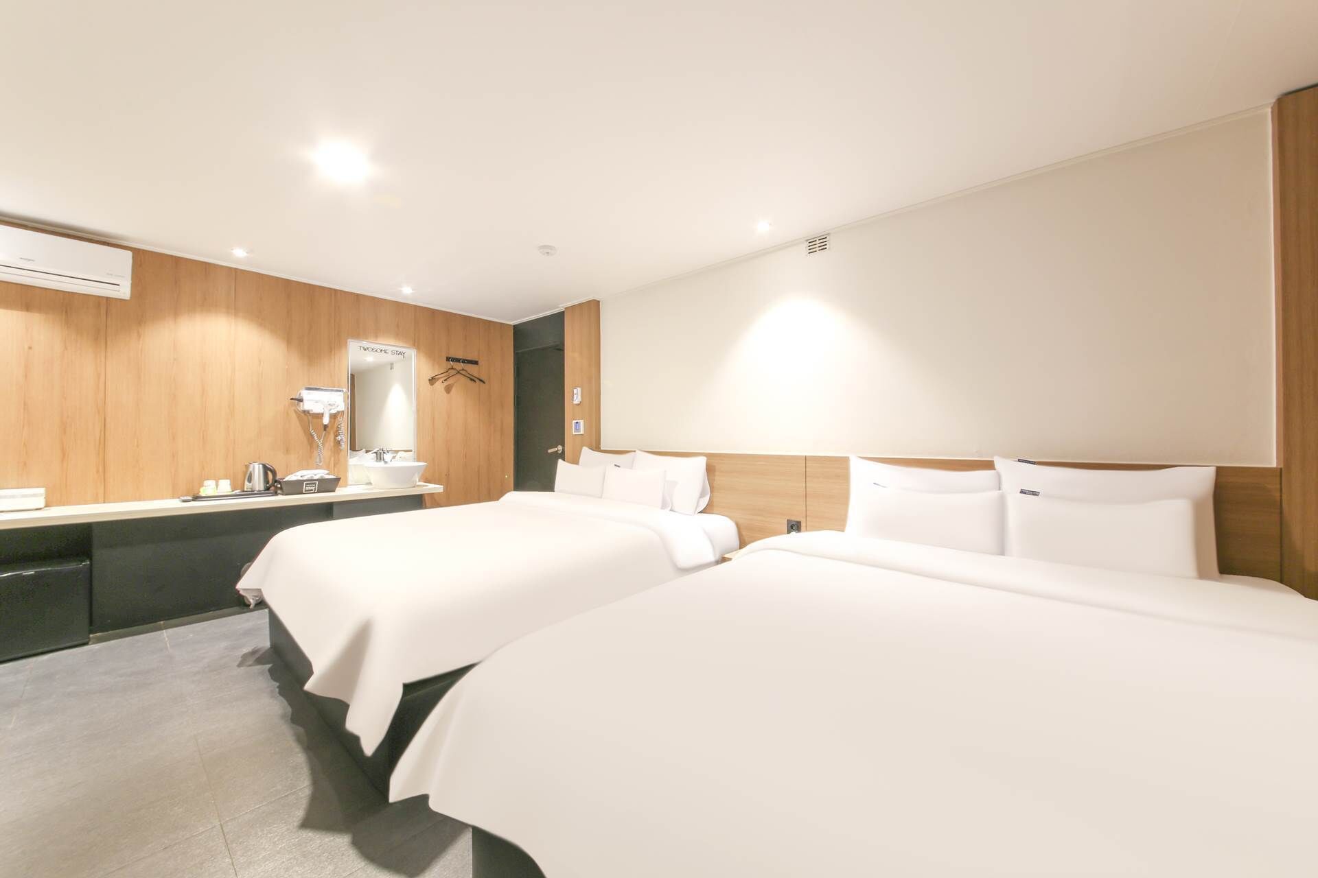 King Twin, Non-smoking, 75 inch TV, Styler, OTT viewing available | 메모리폼 침대, 책상, 노트북 작업 공간, 암막 커튼