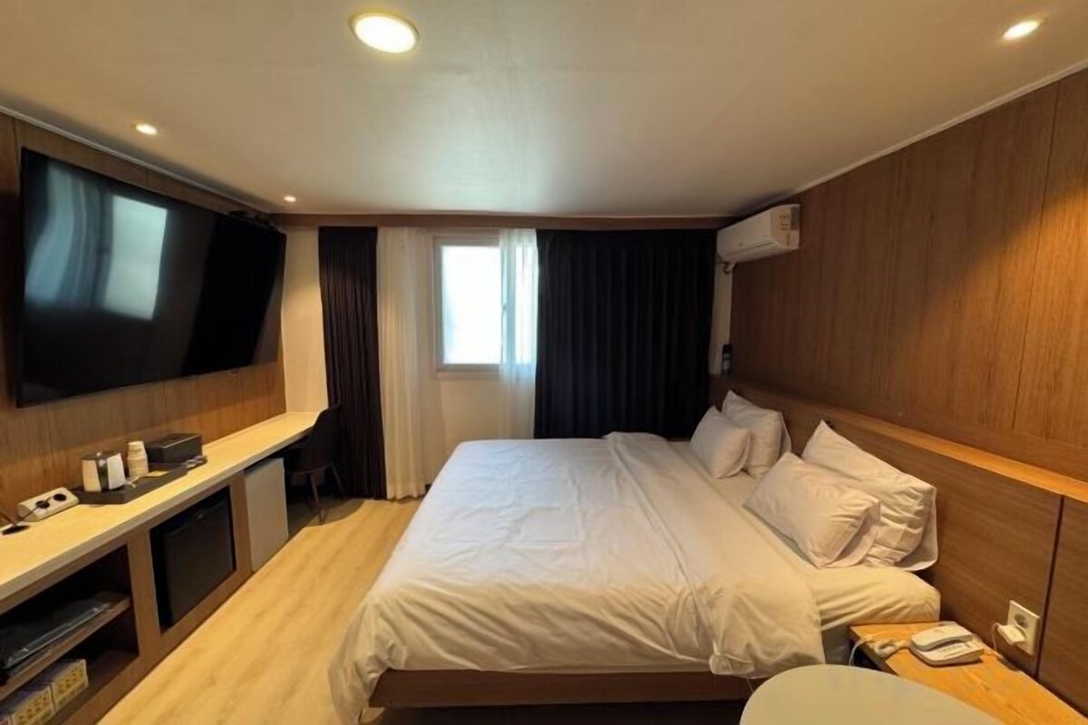 Memory-foam beds, desk, laptop workspace, blackout curtains