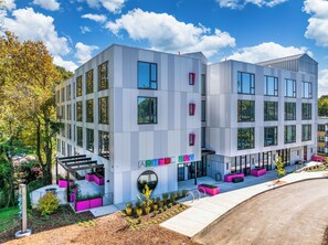 Un edificio moderno con techo plano, ventanas grandes y un cartel que dice "ARTICULATE WAY".