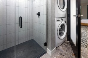 1 Schlafzimmer, Zimmersafe, Schreibtisch, Bügeleisen/Bügelbrett