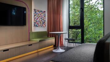 Värdeförvaringsskåp på rummet, skrivbord och strykjärn/strykbräda