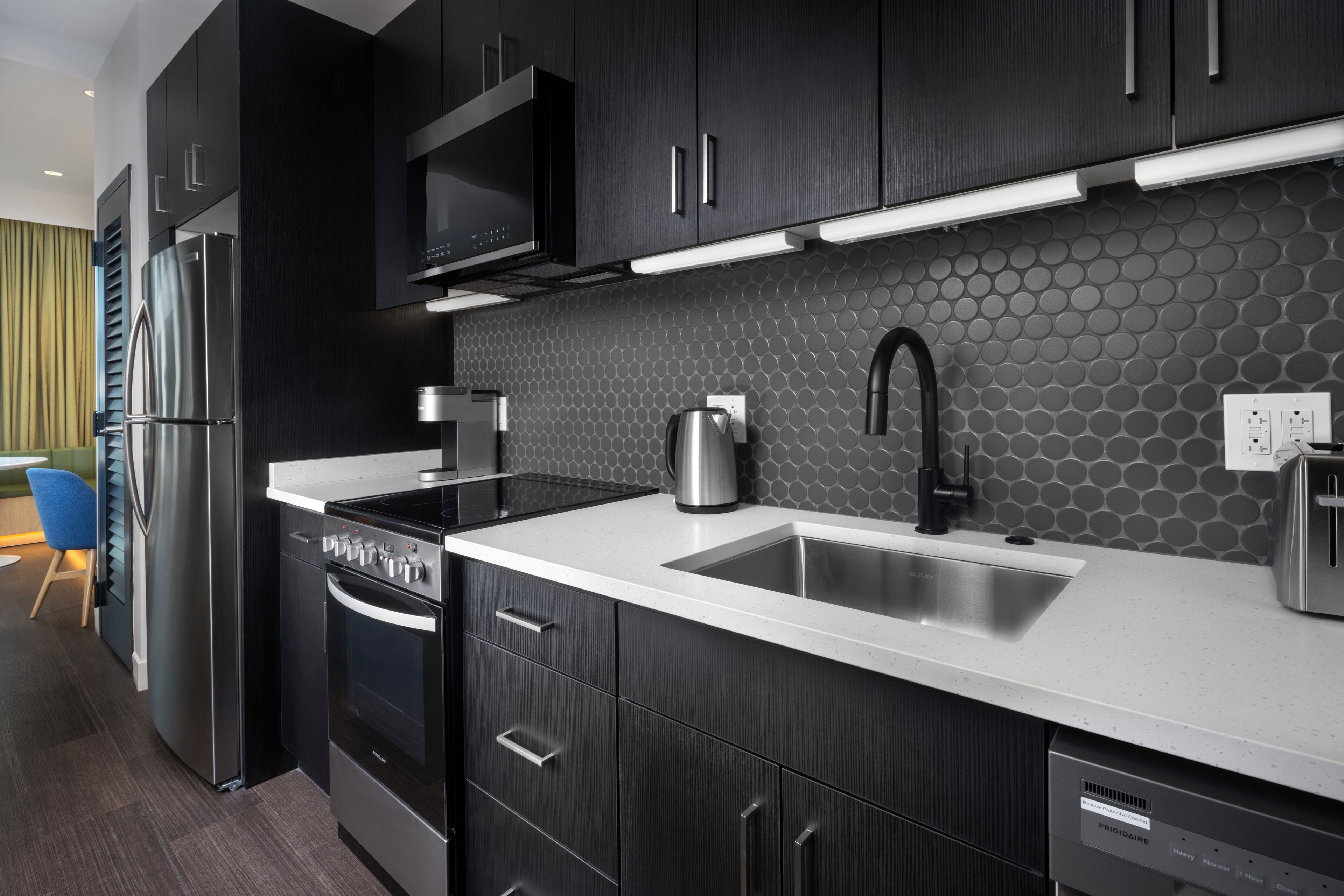 Refrigerador, microondas, placa de cocina, utensilios de cocina