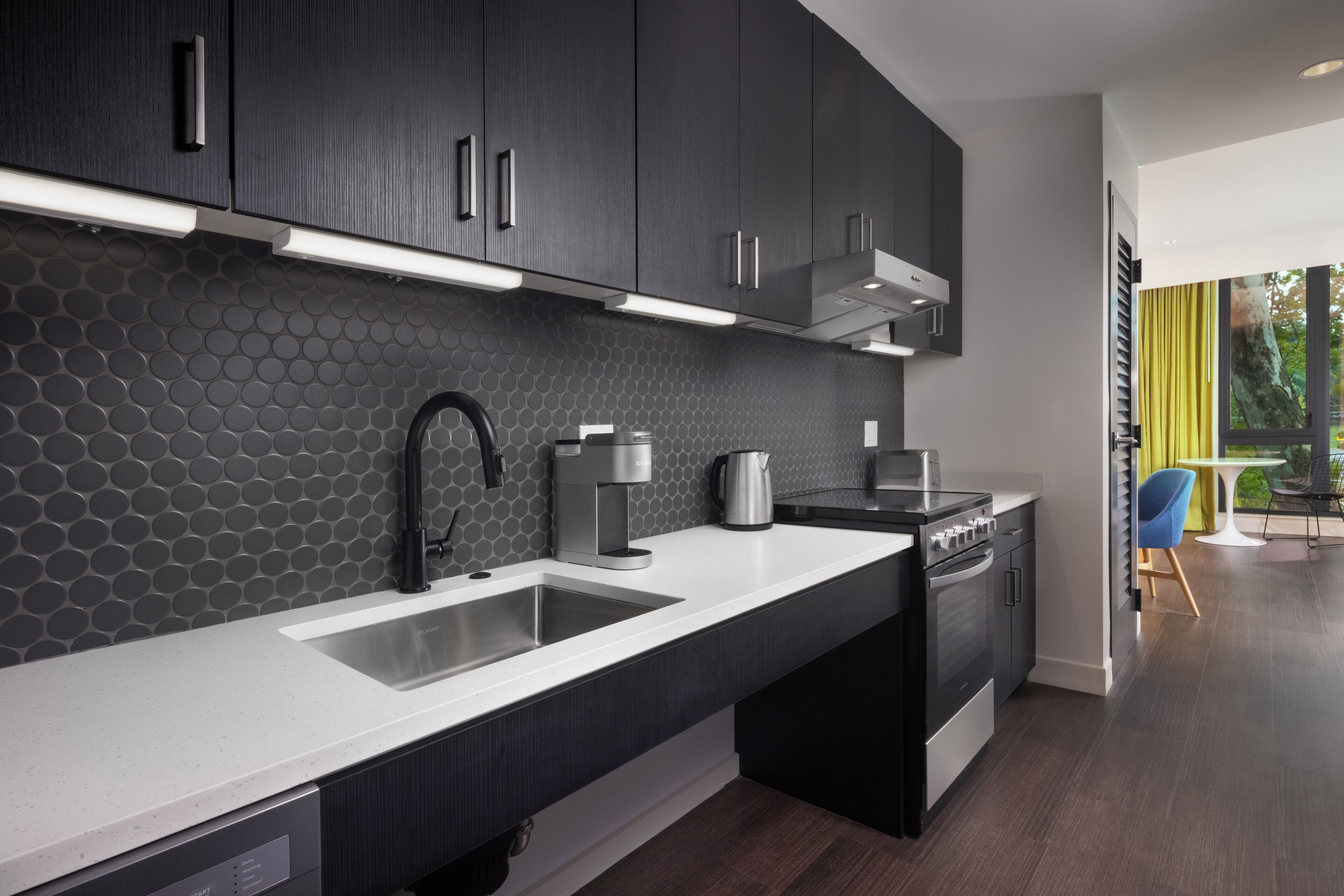 冷蔵庫、電子レンジ、コンロ、調理器具と食器