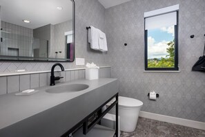 Doppia Premium, 2 letti queen | Bagno | Set di cortesia gratuito, asciugacapelli, asciugamani, sapone