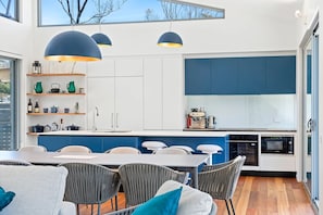Frigorífico, microondas, horno y placa de cocina