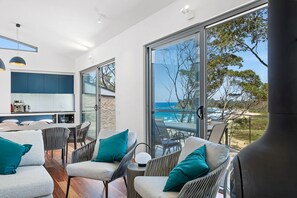 Televisión, chimenea, estéreo