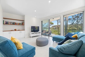 Televisión, chimenea, estéreo