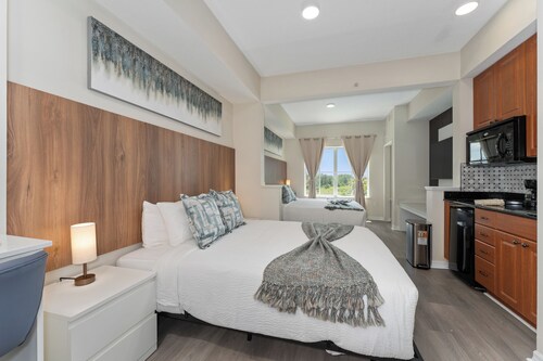 King + Queen, Spacious Studio Near Universal